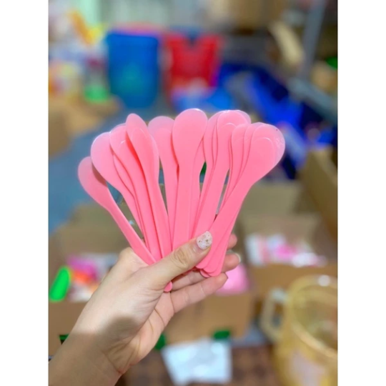 Muỗng nhựa múc kem